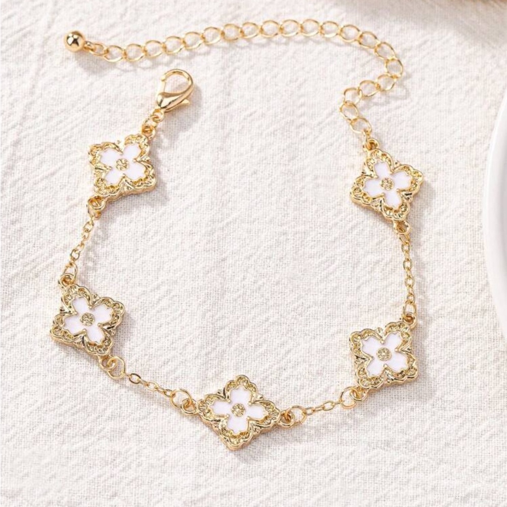 Mother pearl clover bracelet